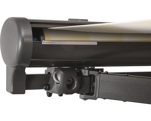 Detailansicht einer Gelenkarmmarkise mit Stoff