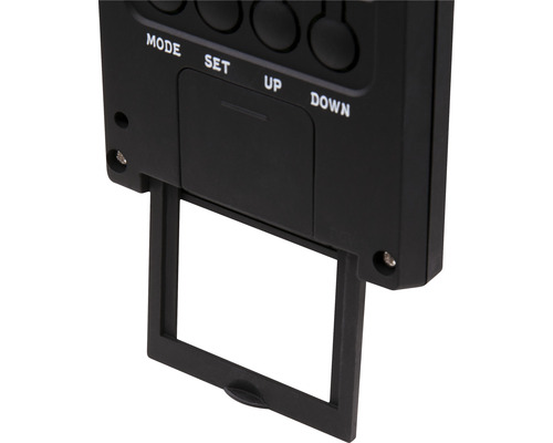 Detailansicht einer digitalen Wetterstation mit ausziehbarem Batteriefach