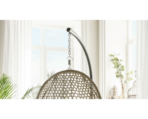 Hängesessel aus Rattan mit Metallgestell in einem hellen Raum