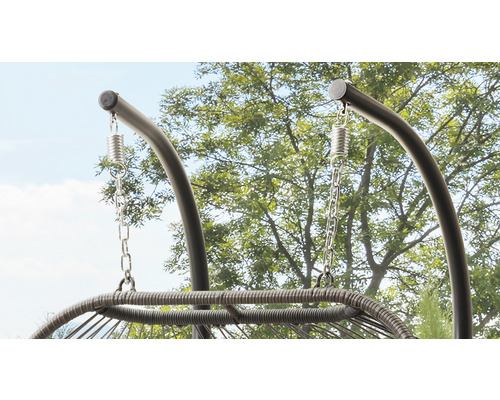 Detailansicht eines Hängesessels mit Metallgestell und Kette