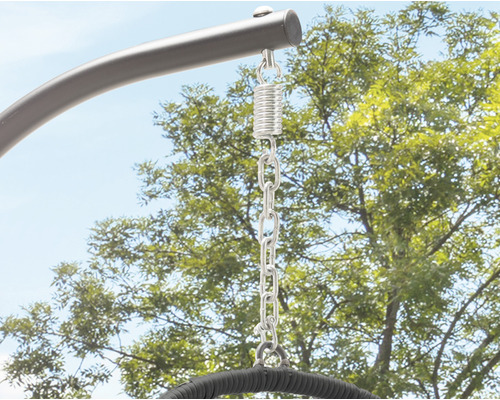 Detailaufnahme einer Hängevorrichtung mit Feder und Kette