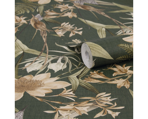 Tapete mit floralem Muster in natürlichen Farben auf dunklem Hintergrund