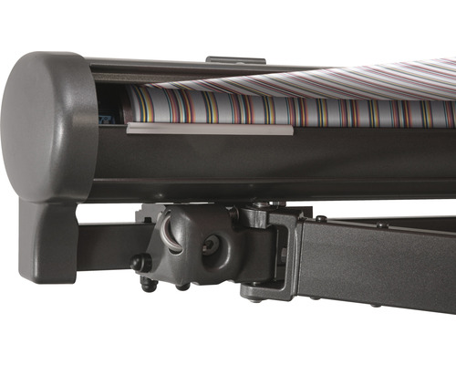 Detailansicht einer Gelenkarmmarkise mit gestreiftem Markisenstoff