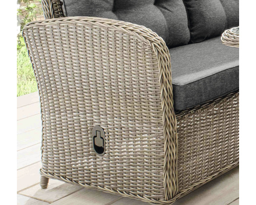 Detailansicht eines Rattansofas mit grauen Kissen