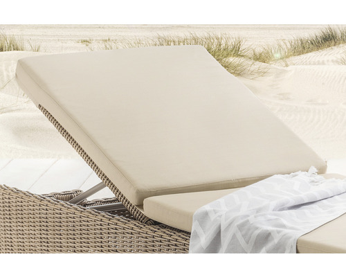 Detailansicht einer Liege mit Polsterauflage und einem hellen Handtuch