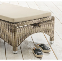 Rattan Sonnenliege mit Polsterauflage und Damenschuhen