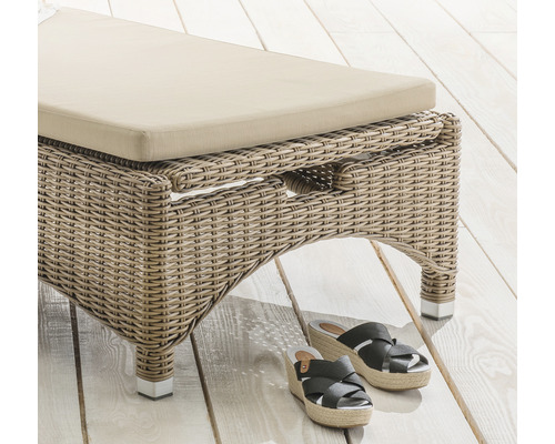 Rattan Sonnenliege mit Polsterauflage und Damenschuhen