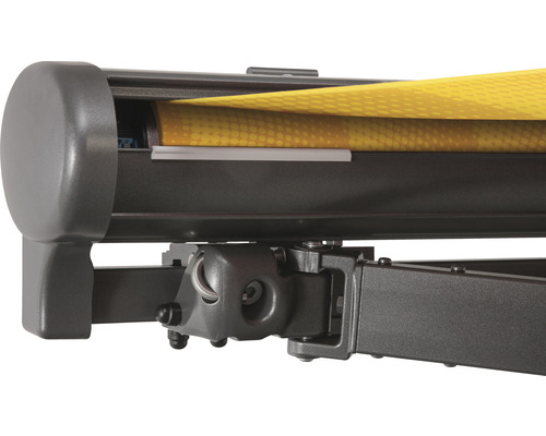 Detailansicht einer Markise mit gelbem Stoff