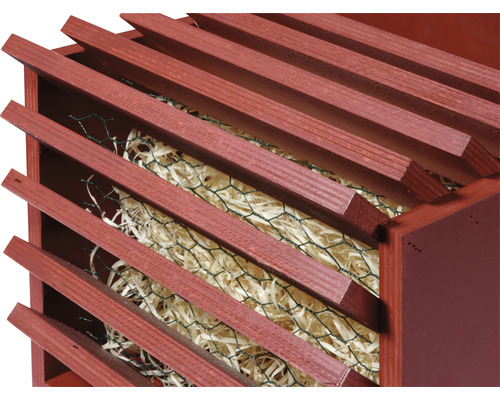 Detailansicht eines Nistkastens mit Holzlamellen, Drahtgeflecht und Füllmaterial