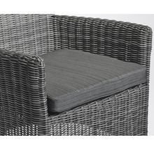 Detailansicht eines Rattansessels mit Sitzkissen