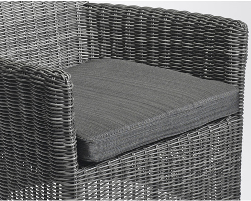 Detailansicht eines Rattansessels mit Sitzkissen