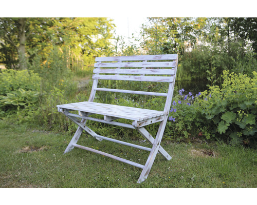 Holzgartenbank mit Rückenlehne im Außenbereich