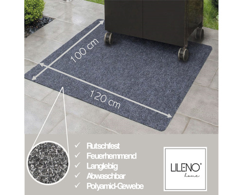 Graue Grillmatten mit den Maßen 100 mal 120 Zentimeter unter einem Grillwagen. Die Matte ist rutschfest, feuerhemmend, langlebig, abwaschbar und aus Polyamidgewebe. Lileno Home Logo.