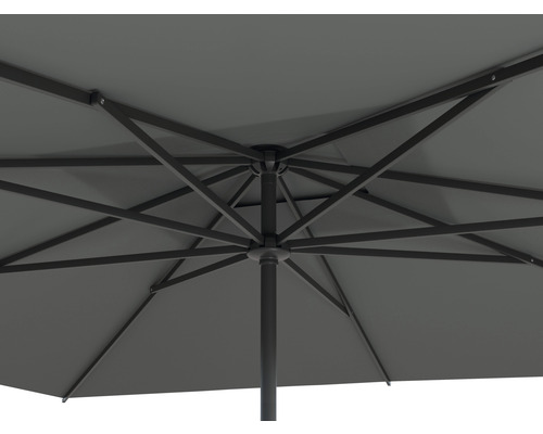 Detailansicht eines Sonnenschirms mit Metallgestell