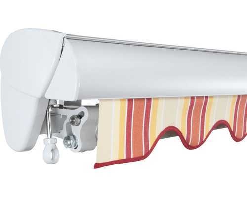 Markise mit gestreiftem Stoff und weißem Gehäuse