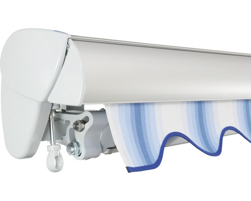 Detail einer Markise mit blau-weiß gestreiftem Volant