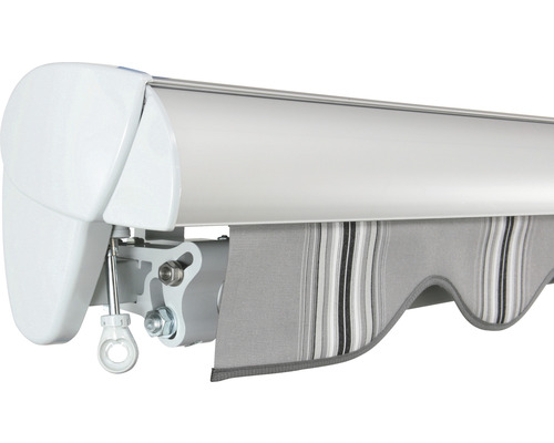 Detailansicht einer Markise mit grau gestreiftem Volant