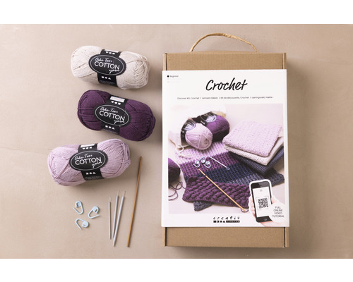 Häkelset mit Baumwollgarn, Häkelnadeln, Maschenmarkierern und Anleitung in einer Box