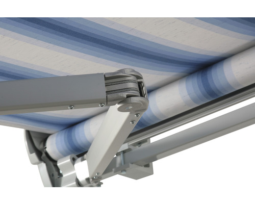 Detailansicht einer Gelenkarmmarkise mit blau-weiß gestreiftem Stoff und grauen Metallarmen