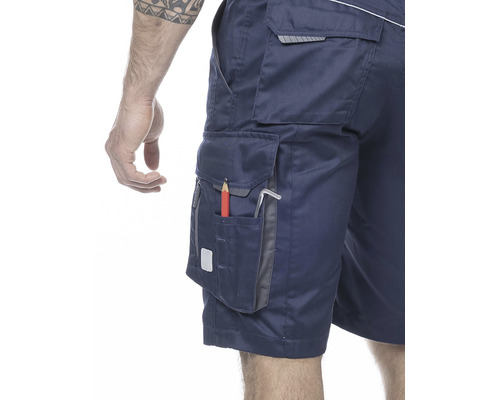 Blaue Arbeitsshorts mit mehreren Taschen, einer roten Stift und einem Inbusschlüssel.