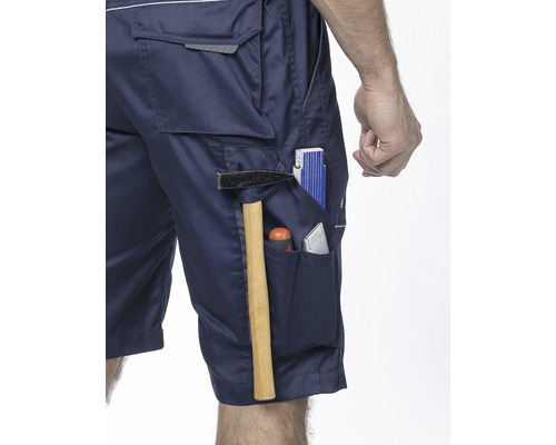 Blaue Arbeitsshorts mit Werkzeugen in den Taschen