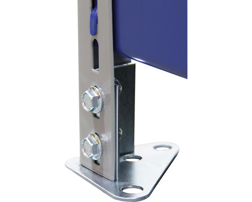 Detailaufnahme einer Regalbefestigung aus Metall mit Schrauben