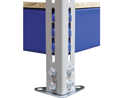 Detailaufnahme eines Lagerregals mit Metallständer, Schrauben und Ablagefläche