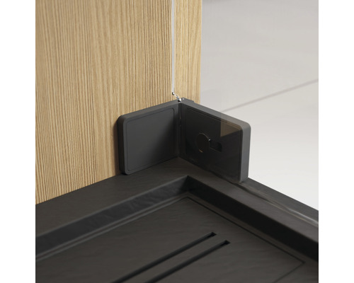 Detailansicht einer Ecklösung für Duschelemente mit Entwässerungsrinnen.