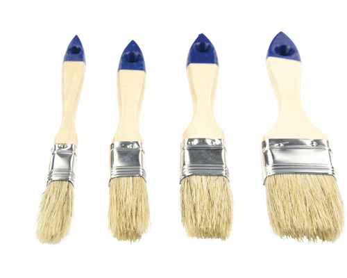 Vier Lackierpinsel mit Holzgriff