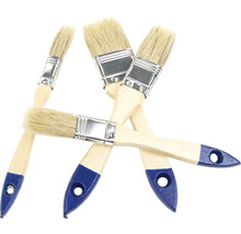 Mehrere Farbpinsel mit Holzgriff und Borsten