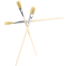 Drei Pinsel mit Holzstiel und Borsten