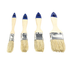 Set aus vier Lackierpinseln mit Holzgriff