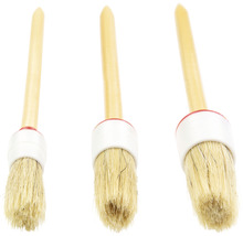 Drei Pinsel mit Holzgriff und Borsten