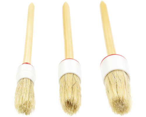 Drei Pinsel mit Holzgriff und Borsten