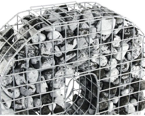 Gabione in Form eines Buchstabens mit Steinen gefüllt