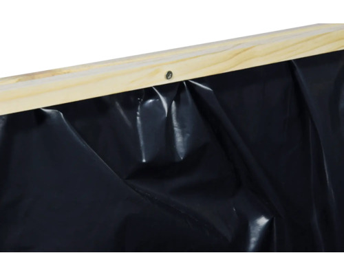 Detailansicht einer Pflanzkiste mit Holzrahmen und schwarzer Folie