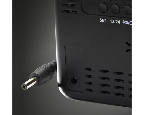 Rückseite eines Weckers mit eingestecktem Netzteil