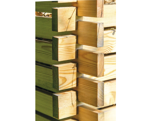 Detailansicht einer Holzkonstruktion mit präzise verbundenen Holzbalken