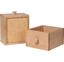 Zwei Holzboxen, eine mit Deckel und eine Schublade.