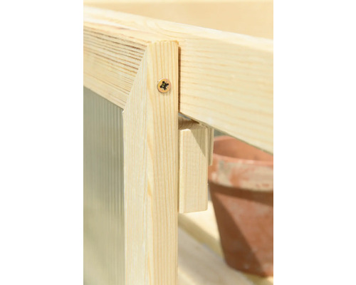 Detailansicht eines Holzfrühbeets mit Verschraubung