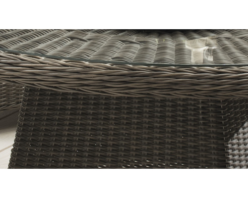 Detailansicht eines Rattantisches mit Glasplatte