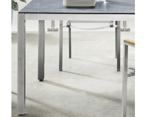 Detailansicht eines Gartentisches mit Metallgestell und Tischplatte