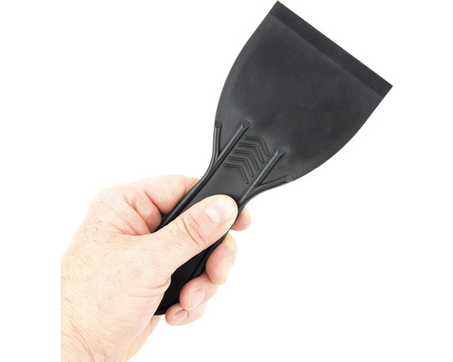 Hand hält Schaber
