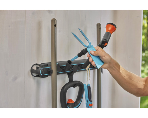 Gartengerätehalter mit Gartengeräten wie Grubber, Gartenschere und Gartenspritze