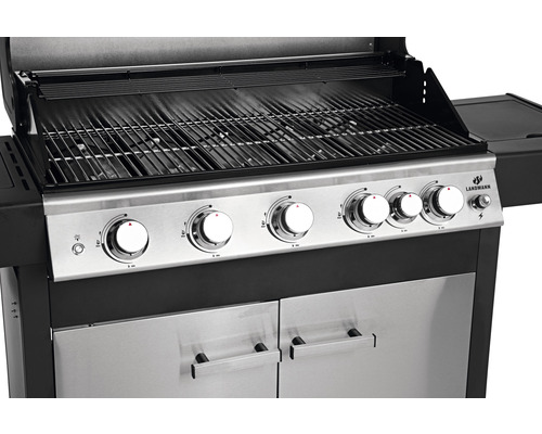 Gasgrill mit Grillrost, Drehreglern und Schrankfächern.