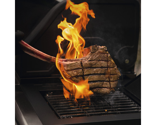 Tomahawk Steak auf einem Grill mit offener Flamme