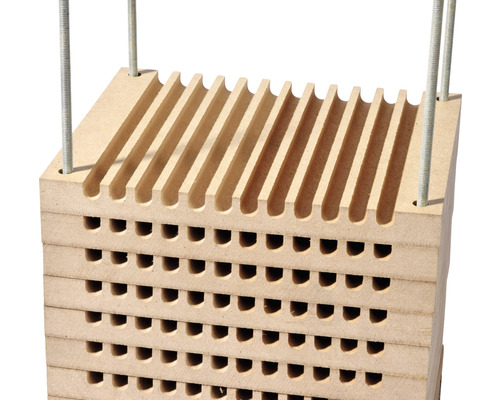 Insektenhotel aus Holz mit Schlitzen und Löchern