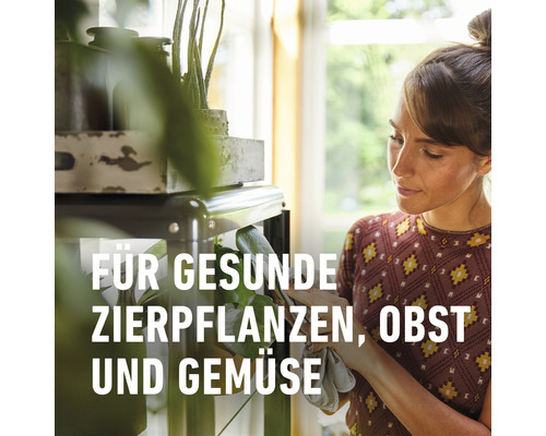 Frau gießt Zimmerpflanze mit dem Text: Für gesunde Zierpflanzen, Obst und Gemüse