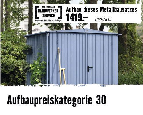 Metall Gerätehaus im Garten mit Gartengeräten