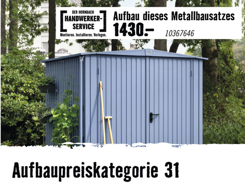 Abgebildet ist ein Metallgerätehaus im Garten mit dem Hornbach Handwerkerservice Logo